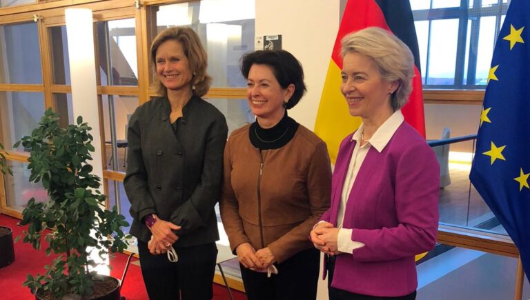 GRÜNEN-Politikerin Helga Trüpel bekommt Bundesverdienstkreuz am Bande in Straßburg verliehen