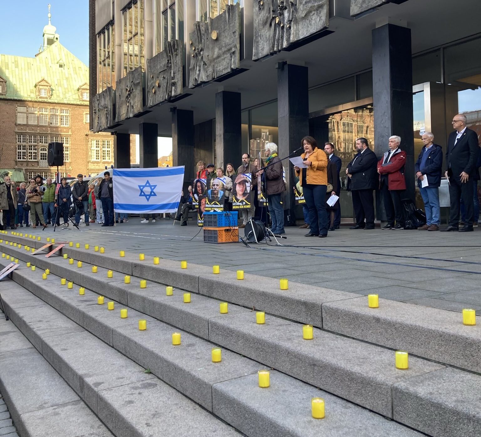 Kundgebung am 7. Oktober 2024. Kerzen an den Treppen der Bürgerschaft