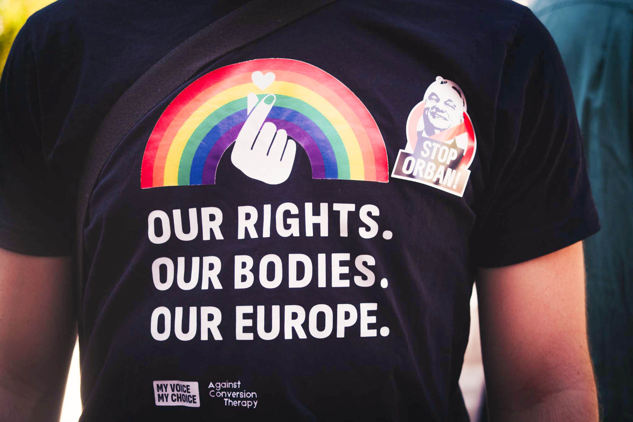 Druck auf schwarzem Shirt "OUR RIGHTS. OUR BODIES. OUR EUROPE." mit Regenbogen