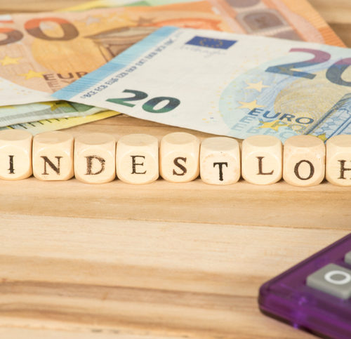 Euro Geldscheine, Taschenrechner und Mindestlohn